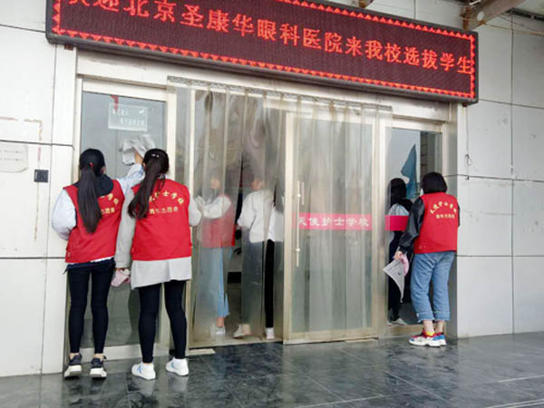 石家莊天使護士學校開展“用實際行動踐行雷鋒精神”活動