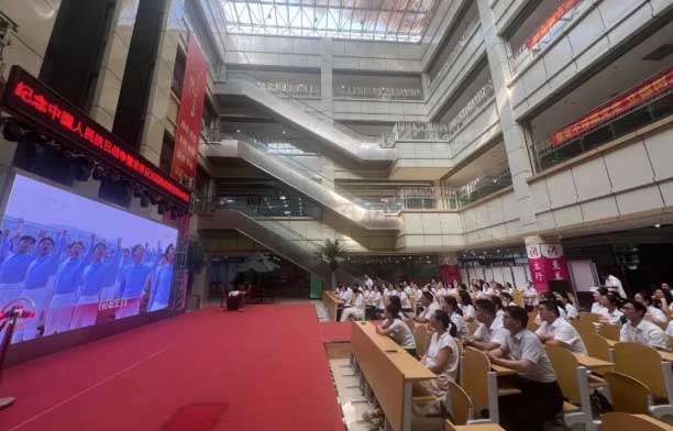 石家莊天使護士學校師生共同觀看紀念中國人民抗日戰爭暨世界反法西斯戰爭勝利80周年閱兵式